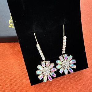 🌺 Betsey Johnson stunning crystal flower dangle earrings 🌺
